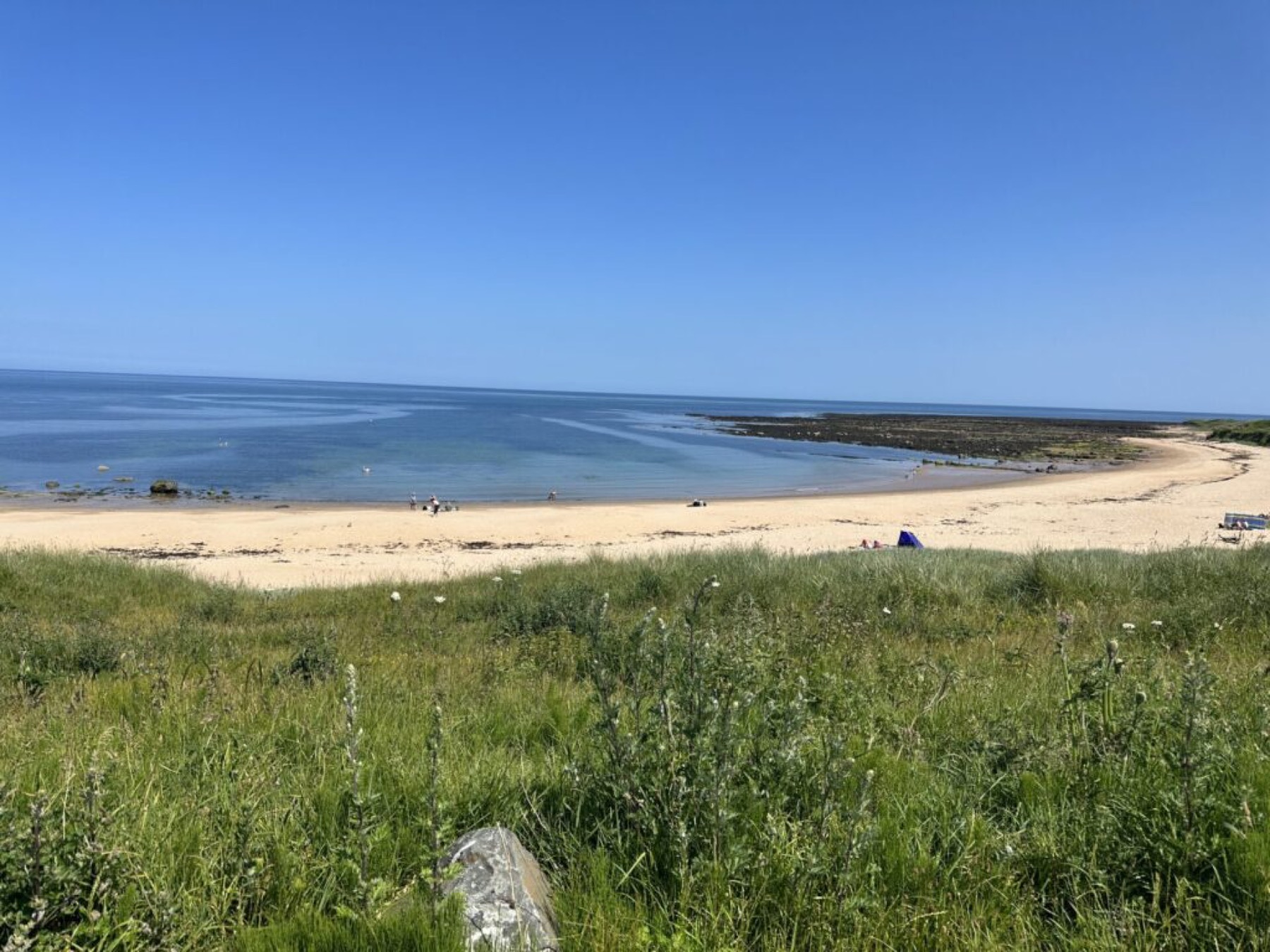 Zonnige baai aan de Noordzeekust tijdens de fietsreis van 2023